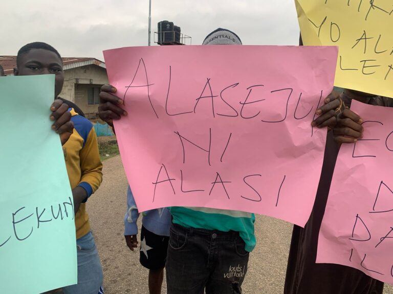 Protest Hits Osun Community Over Alleged Excessive Behaviour Of Monarch